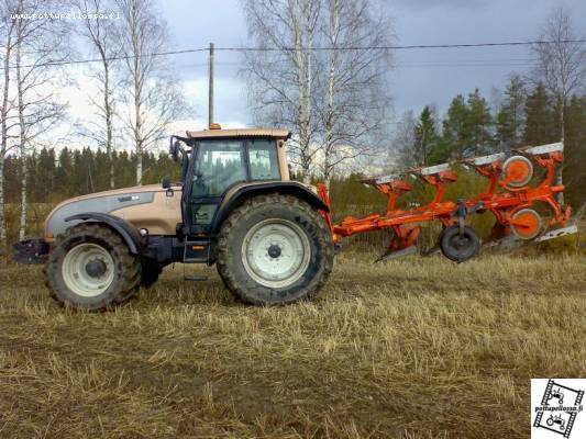 Valtra T170 ja Kuhn varimaster 121
Lähdössä kyntämään
Avainsanat: Valtra