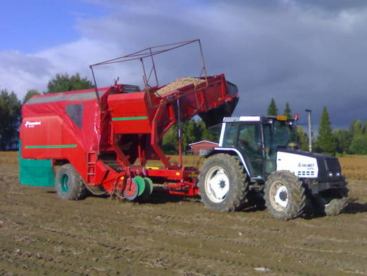 valmet 6300 ja kverneland 5300
tuolla tuli pottu kaivettua maasta 
