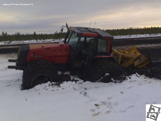 Valmet 8550 ojia vetämässä
Kamppailua painovoimaa vastaan
