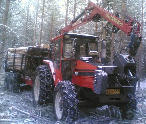 valmet705 
valmet705 patu655 ja tempon vetävä kärry
Avainsanat: farmi koura valmet valtra ford