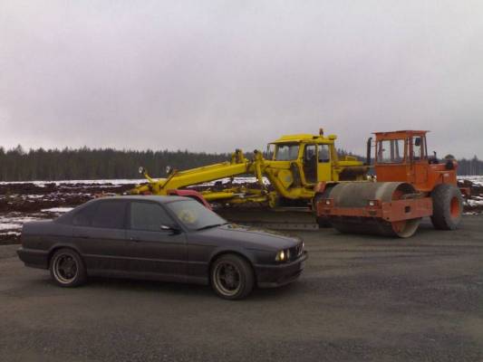 Bmw M5
Alkuperäinen M5 E34 vm. -92. Takana vähän tientekokalustoo.
Avainsanat: Bmw M5