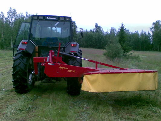 Valmet 6400 & Agrow 185
Tuo Agrowin lieriöniittokone on kyllä outo kapistus, kun sammuttaa ulosoton niin se pyörii 5 min paikallaan. Ja koneessa tulevat Balmetin terät ei kestä melkein mitään, jos leikkaa hiukan vesakkoja ojanpietareella niin terä alkaa taipumaan keskeltä ja lopulta katkeaa ja pyöreä reikä terässä alkaa vaan suurentumaan.
Avainsanat: Valmet 6400 Agrow