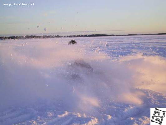 PidisjÃ¤rven jäällä 14.1.2001
Mukana kuvissa Pasi, Topi, Tommi
