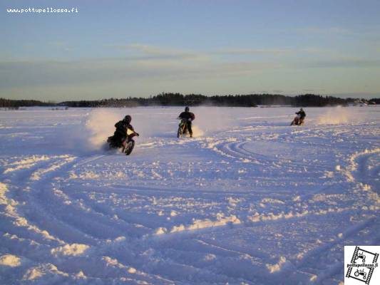 Pidisjärven jäällä 14.1.2001
Mukana kuvissa Tommi, Pasi, Topi
