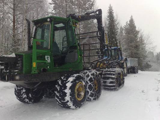 810D Deere ja T7040 nyysky
Tuliha se sen mäen ylös
Avainsanat: mäki