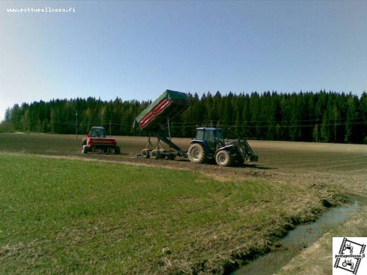 Kylvöjä 2007
Kuvassa Ford 6610 ja Tume HKL2500 ja Tuhti M85/7 täyttövaunut (ennen kaatumista) sekä NH 6640
Avainsanat: Tuhti Ford 6640 6610 New Holland NH Tume