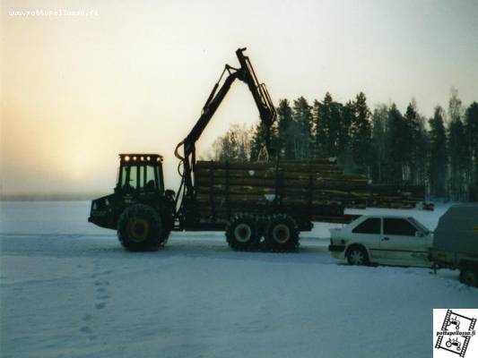 1010(A) jäällä
Saarisavotta. Kyydissä hirsiä ja erikoistyvee.
