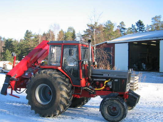 Belarus 805t + klapikone
Tässä ollaan valmiina klapintekoon.
