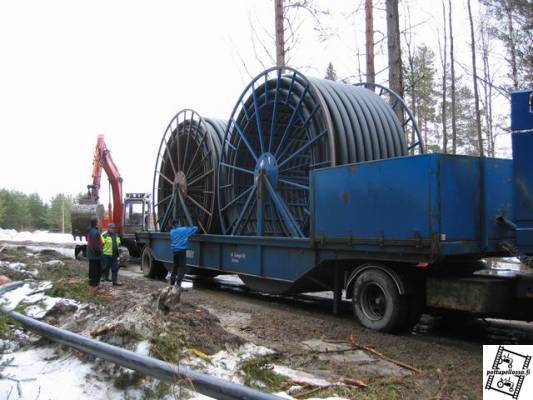 Putki kuorman purkua
Vesijohto työmaalle putket tulivat 500m pätkissä,vedettiin kelalta kaivurilla.
