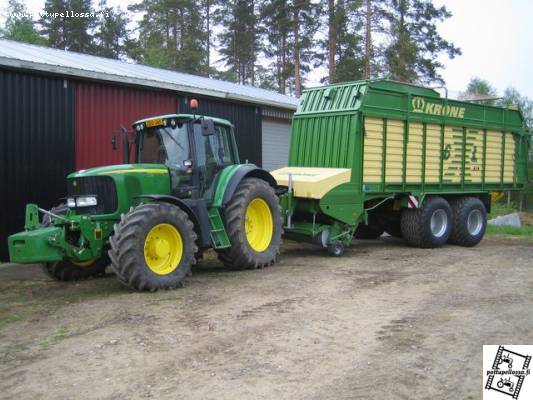 JD 6920 ja Krone 6XL
Urakoitsijan koneketju odottelee heinänkasvua.
