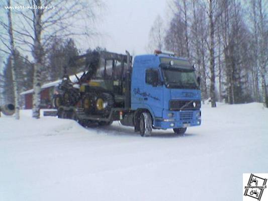 Ponsse HS10 -92 ja Volvo FH12 -99
Sama yhistelmä toiselta kantilta
Avainsanat: ponvo