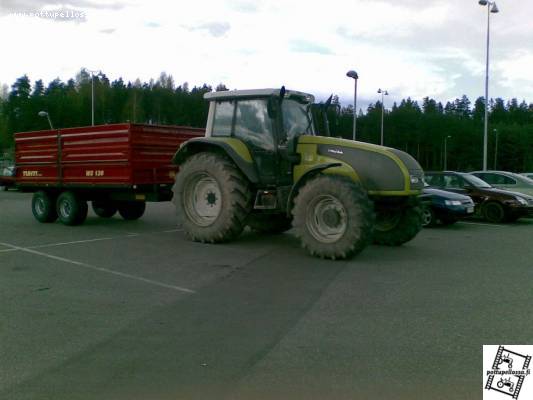 Valtra ja Tuhti WS120
Kävin hakemassa uudet kärrit täyttövaunujen tilalle
Avainsanat: Valtra Tuhti WS 120