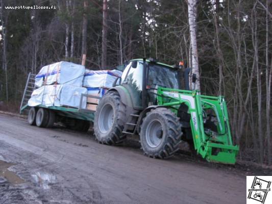 Deuz-Fahr Agrotron 150
Vähän erilainen lavetti kuorma tällä kertaa
Avainsanat: deuz deuz150