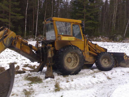 Valmet 814
Urakoitsija (naapuri 70-vuotias) kaivaa tuossa vähän ojaa
