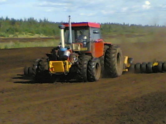 12045 zetor 
jyrsimässä
Avainsanat: zetor