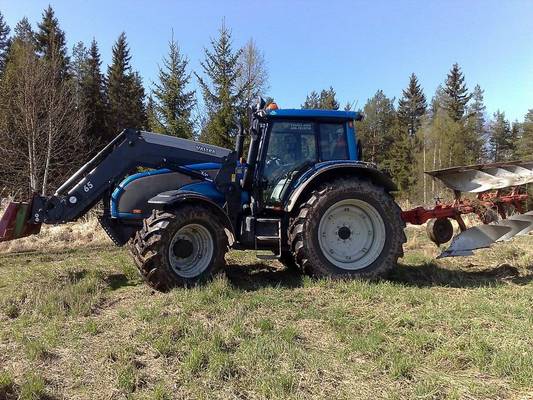 Valtra T171A ja Kuhn varimaster 121
Piti käydä kääntään maata että saa kylvää sitten kun tulee kunnon ilmat.
Avainsanat: Valtra T171