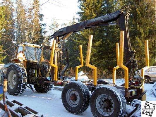 Mettäkärry
Omassa pajassa kerruutarpeista väännetty mettäkärry. Ilmeisesti Cranapin kuormain, vajaa 7 m ulottuvuutta. Telissä Sisun ja BPW:n navat, 385/65-22,5 renkailla. Koeajetaan talvi, keväällä puhalletaan ja maalataan...
