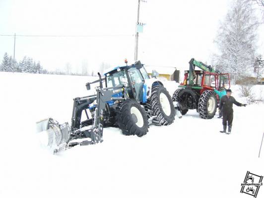 Ojan pohjia ettimässä osa1
NH tm155 ojia tutkimassa. Tais lipsahtaa vähä tyhjän päälle ni lähti eväät ja työkalut liikeenteesee hytissä.
Avainsanat: tm 155