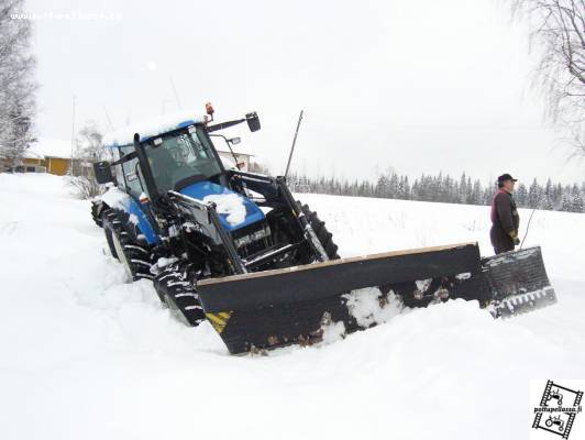 Ojan pohjia ettimässä osa2
NH tm155 ojia tutkimassa. Tais lipsahtaa vähä tyhjän päälle ni lähti eväät ja työkalut liikeenteesee hytissä. Ja takana on naapurin 705:ne varustettuna 5000 kronoksella ettei tartte kysellä sitte eriksee. :D
Avainsanat: tm 155