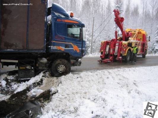 scania taas tiellä
On vähän haritusta etu akselilla
