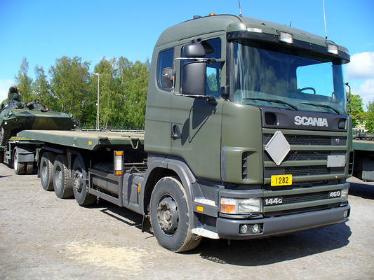 Puolustusvoimien lavettiauto
Puolustusvoimien Scania 144G 460Hp lavettiauto hakemassa Panssarivaunuja 
Avainsanat: Puolustusvoimat Scania erikoiskuljeus