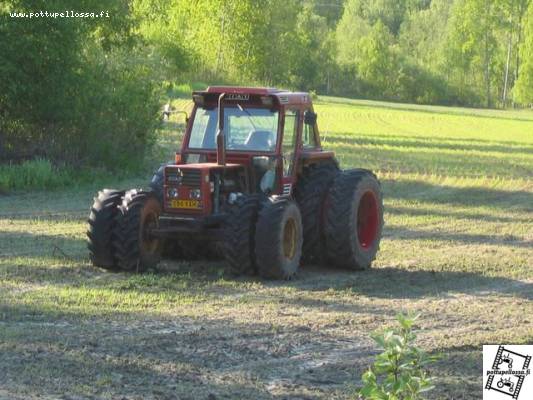 Fiat 100-90????
Ei se kovin kipeeltä näytä, mutta tuossa pellolla se on ollut jo muutaman viikon...
