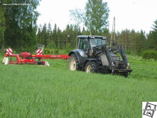 Valtra T130 ja Lely 320
Tommosella yhdistelmällä heinää kaatuu molemmin puolin traktoria.
