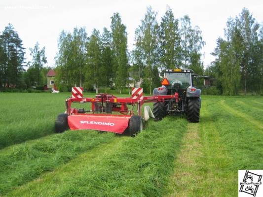 Valtra T130 ja Lely 320 takaapäin
