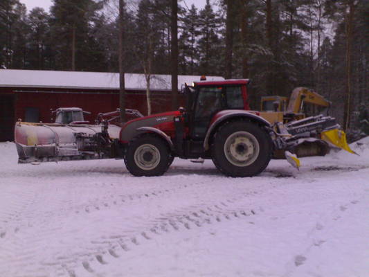 T170 auraus yksikkö
Valtra T170 vm06, ajax moottoritieaura, vaman väliterä p2500 ja vaman lookka R3000
