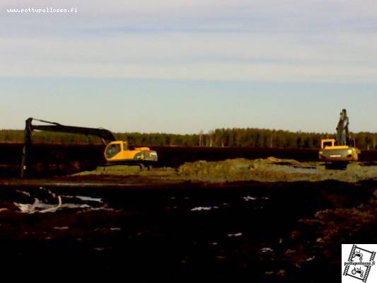 Pumppaamoaltaan kaivelua
2x Volvo
Avainsanat: kaivelua