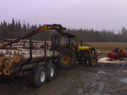 volvo ja patun kärri
kyllä on kova peli tuo volvo ku aina vaa käy ja kukkuu. taustalla näkyy hakki pilke 2x
Avainsanat: volvo