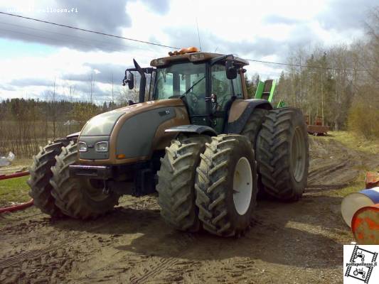 Valtra T170
Odottaa pääsyä hommiin
Avainsanat: Valtra