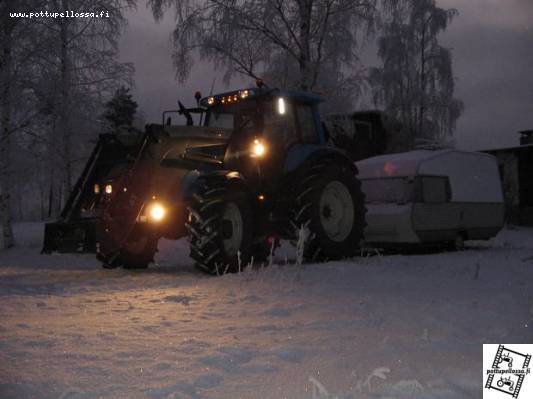 Valtra T130ch
Piti vähän vanua siirellä eikä ollu yhään pienempää veturia vapaana
Avainsanat: Valtra T130 c h