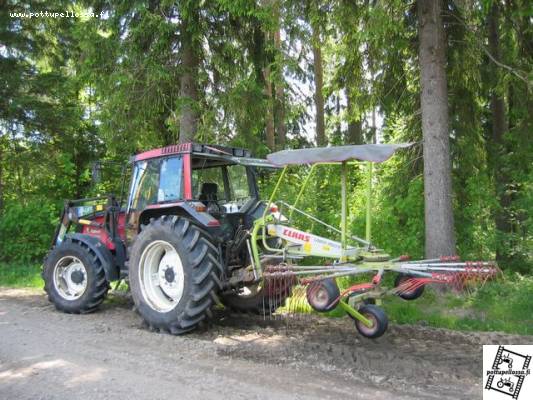 Valtra 8150 ja claasin karhotin
Ainakin tehot riittää claas 350:sen vetämiseen. Sais olla leveempi karhotin, kun ajetaan kahta 320 karhoa yhteen
