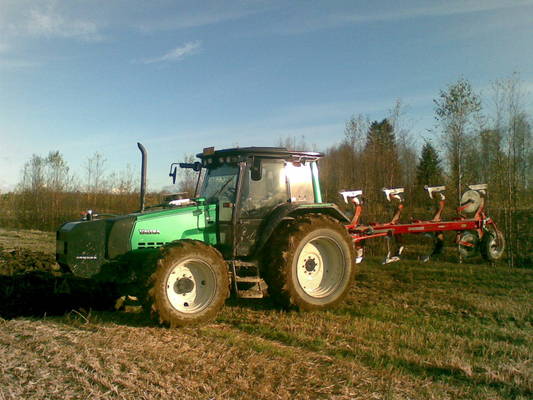 Valtra 6850 & Kronos & Agrolux
Avainsanat: Valtra 6850 Kronos Agrolux