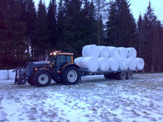 Valtra 141 ja M Trailerssin tekemä kärri
Oli sopiva keli ajaa paaleja, kun oli maa jäässä ja vähän lunta
