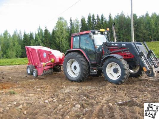 Valmet 8050 ja kivikarhu
Keräili pienemmät kivet, jotka meni kantoharasta läpi.
