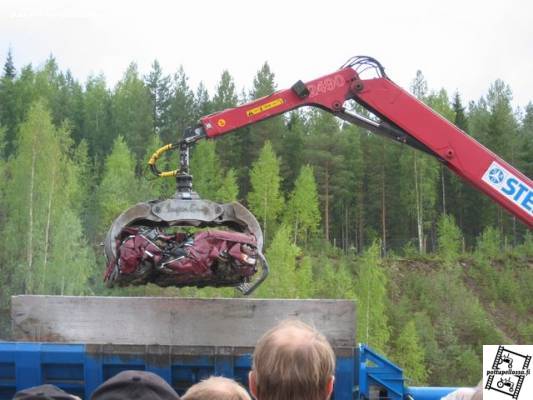 Lanseri paalattuna
Eipä ihan heti saa auton merkkiä selville
