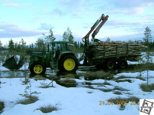 6800:lla puita kottaamassa maantien varteen.
Kärry on Valmet -Jehu vm. -67, jossa on intin Proton kumit alla. Hyppää hyvin isommanki mättään yli.
