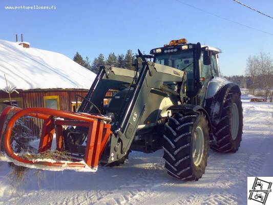 Valtra ja pihdit
Lähdössä hakemaan paaleja
Avainsanat: Valtra