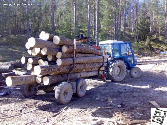 Ford 6610 + Patu 425 + Hakki
Haavan tyviä sahalle.
Avainsanat: Ford 6610 patu 425 hakki