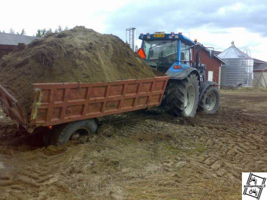 Valtra T130 ja scaanian perä
vähän tuli sukellettua ja pääs telemaan mieleen se kappale voiko ihanammin päivä enää alkaa ... 
Avainsanat: valtrat130