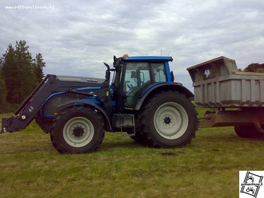 Valtra T171 ja maakärry
Oltiin ajamassa maata vanhalla turvesuolla. nykyisin ovat viljelyksessä.
Avainsanat: Valtra