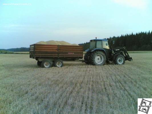 Hollanti ja velsat
Joo tehtiin vähän isoja kuormia ni velsoista repes teli... No oli sitä painoakin että ei ollu pelkästään kärrien heikkoutta
Avainsanat: New Holland Ford 6640 velsa vilja kärri peräkärry