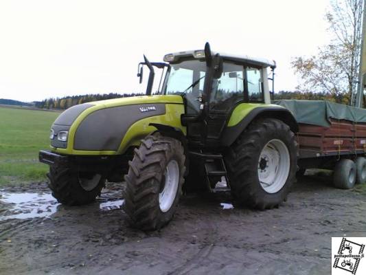 Valtra T140 ja tuhtit
Takana näkyy M85/7 tuhtit. Kevyesti tuli nuo rattaat perässä
Avainsanat: Valtra T 140 tuhti M 85