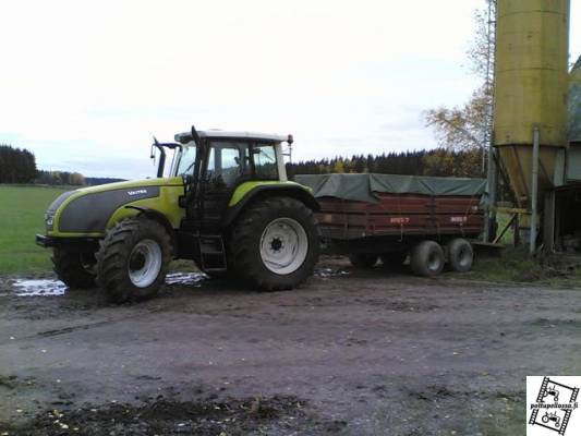 Valtra T140 ja tuhtit
Eli valtra ja kottikärryt. Tuli aikas kevyesti noi kärryt perässä 
Avainsanat: Valtra T 140 tuhti m 85