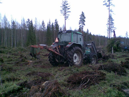 Valmet 6600E laikutushommissa viime syksynä
että tämmöstä touhua, ja isukki ajaa eestä risut pois.
Avainsanat: Laikutus valmet 6600