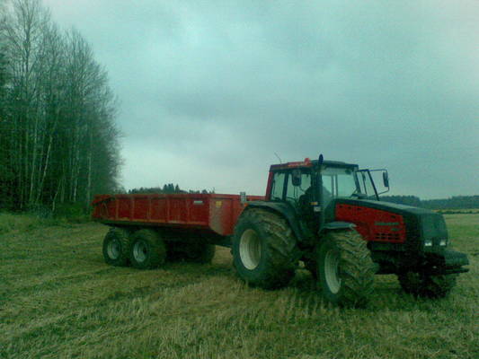 Valtra Valmet 8750 & TEM-Tuotteen 12 TN Maansiirtokärryt 
Keywords: TEM_TUOTE Valtra Valmet Maasiirtokärry