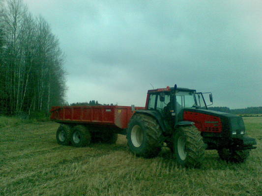 Valtra Valmet 8750 & TEM-Tuotteen 12 TN Maansiirtokärryt 
Avainsanat: TEM_TUOTE Valtra Valmet Maasiirtokärry