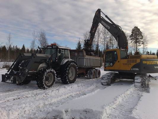 Valtra T170 ja Volvo 210 Blc
Ja kyllä maa liikkuu :)
Avainsanat: Valtra